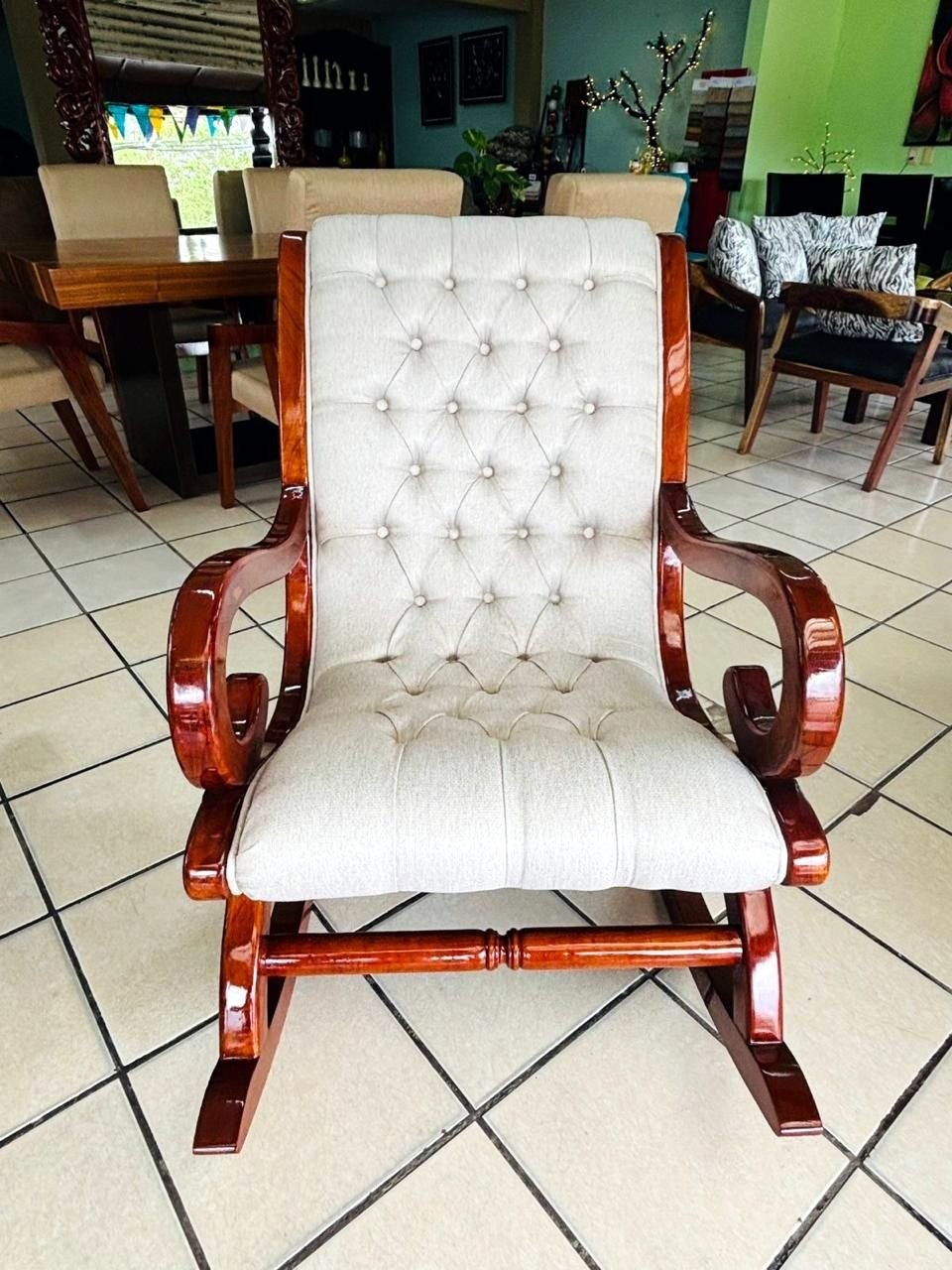 Mecedora crema capitonada — mecedoras de cedro hecho a mano, Muebles Breymar
