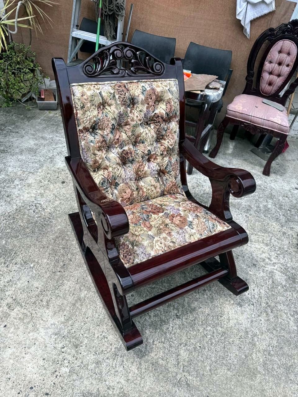 Mecedora floral calada — mecedoras de cedro hecho a mano, Muebles Breymar