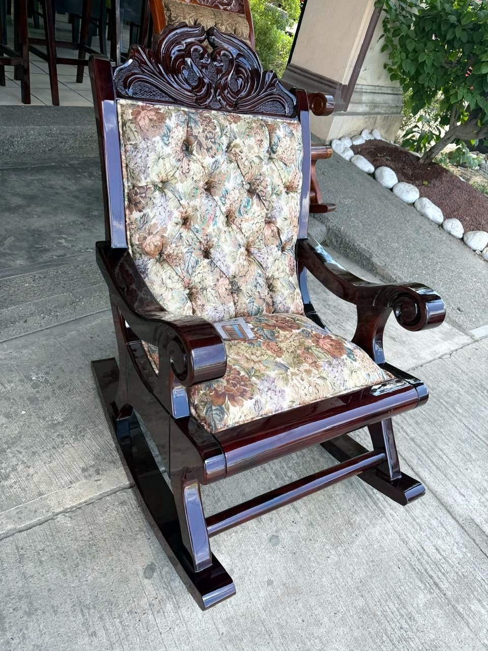 Mecedora floral pastel — mecedoras de cedro hecho a mano, Muebles Breymar