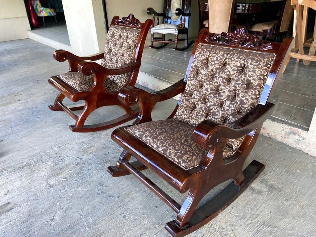 Par de mecedoras café y dorado — mecedoras de cedro hecho a mano, Muebles Breymar