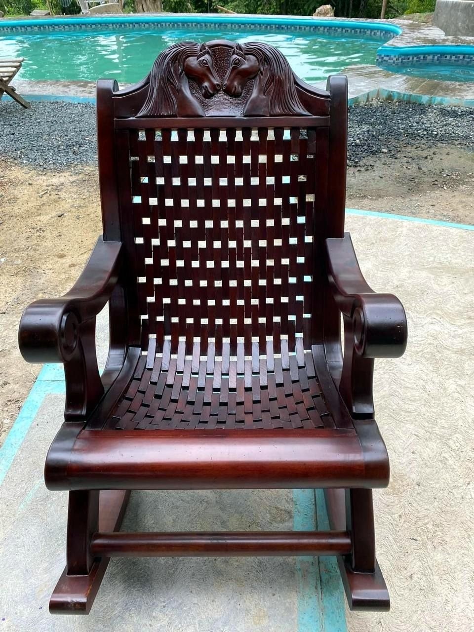 Mecedora tejida tallado caballos — mecedoras de cedro hecho a mano, Muebles Breymar